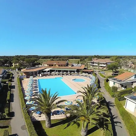In Cecina Mare With Outdoor Pool *