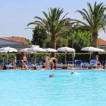 In Cecina Mare With Outdoor Pool アパート *