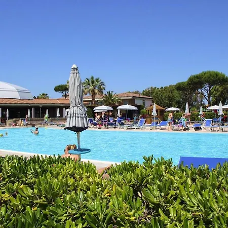 In Cecina Mare With Outdoor Pool アパート マリーナ・ディ・チェーチナ